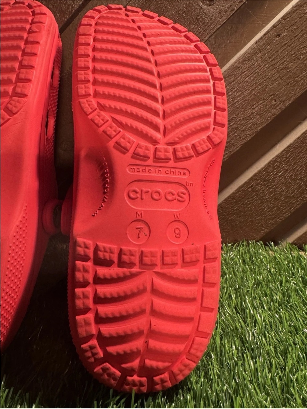 CROCS Women’s/Men’s Classic Clog in Bright Red - Picture 10 of 12